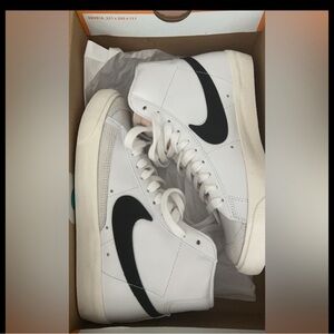 Brand New  Women’s Nike High Top Blazers Sz 7
